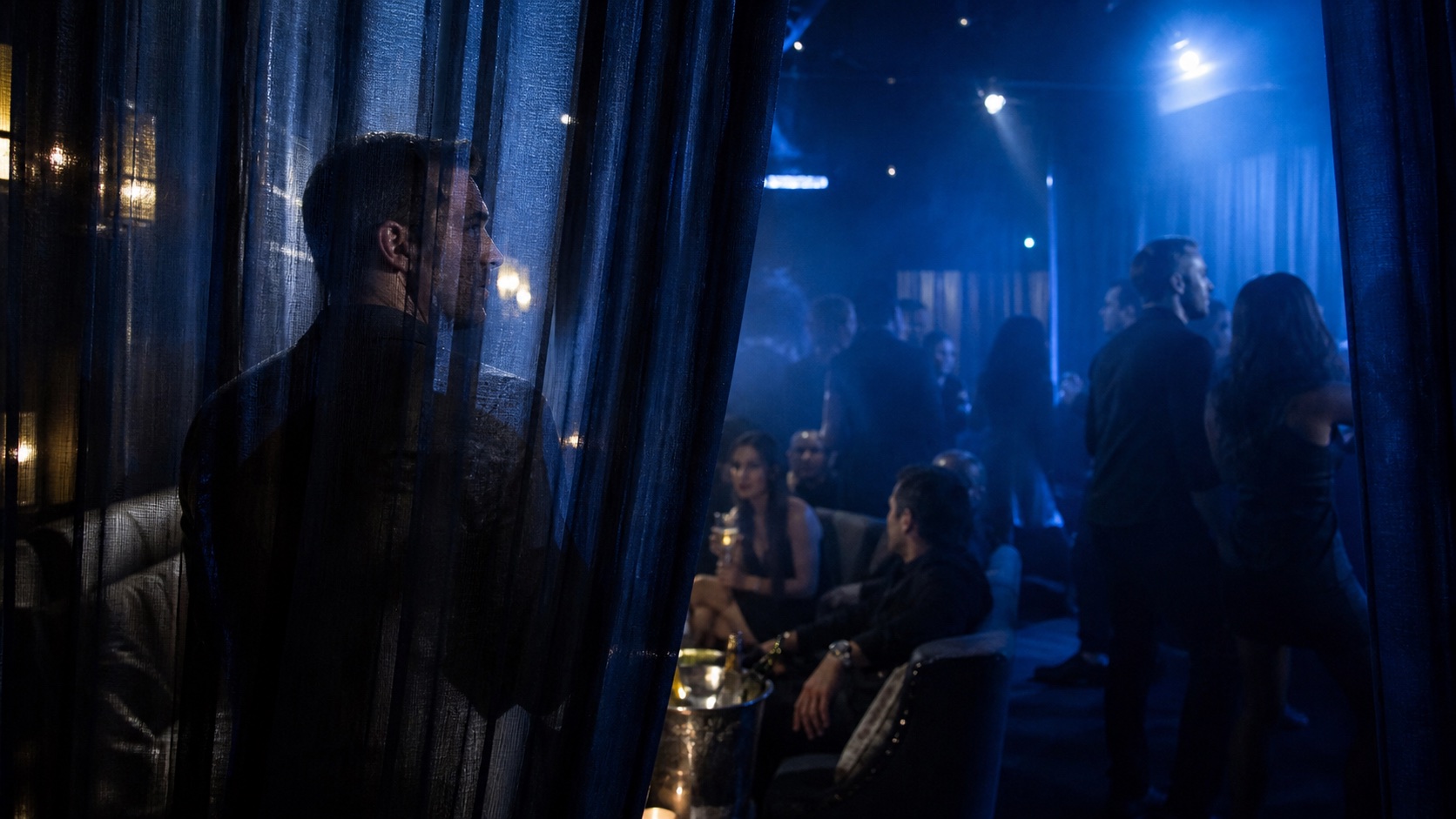 A busy hotel bar whose changing atmosphere is being observed by an experienced music curator